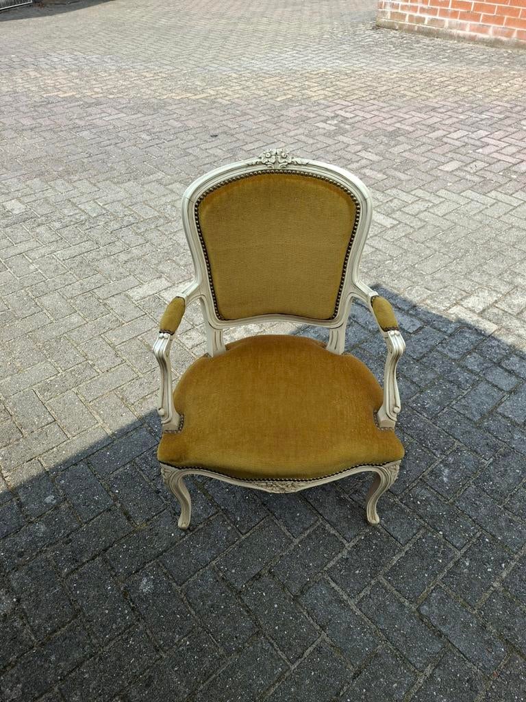 Antieke stoel. Oker stoffering met wit hout geschilderd, Antiquités & Art, Enlèvement