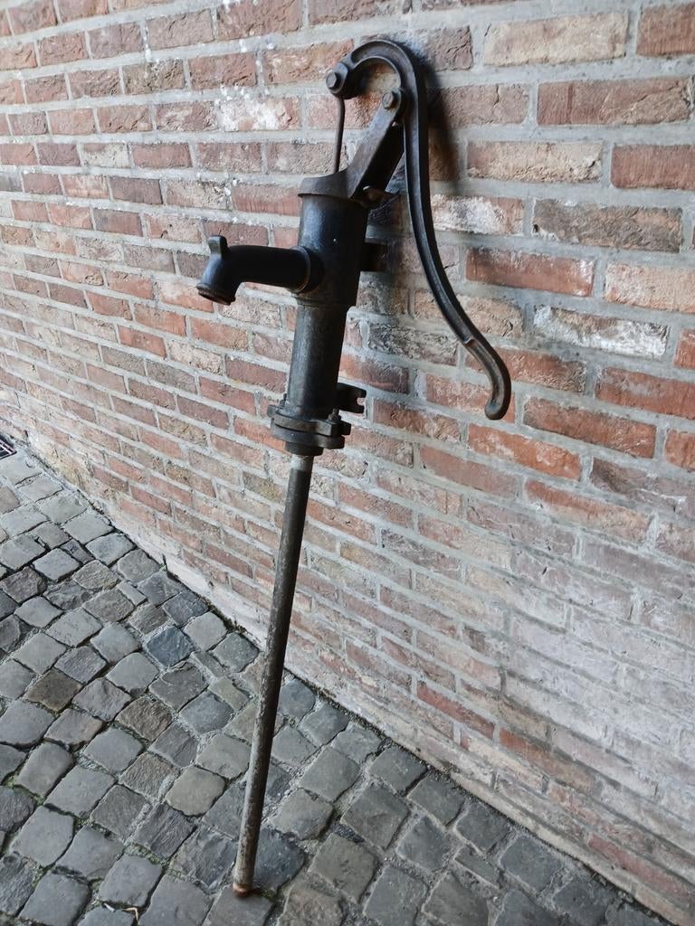 Handwaterpomp uit gietijzer., Ophalen, Gebruikt, Handmatig