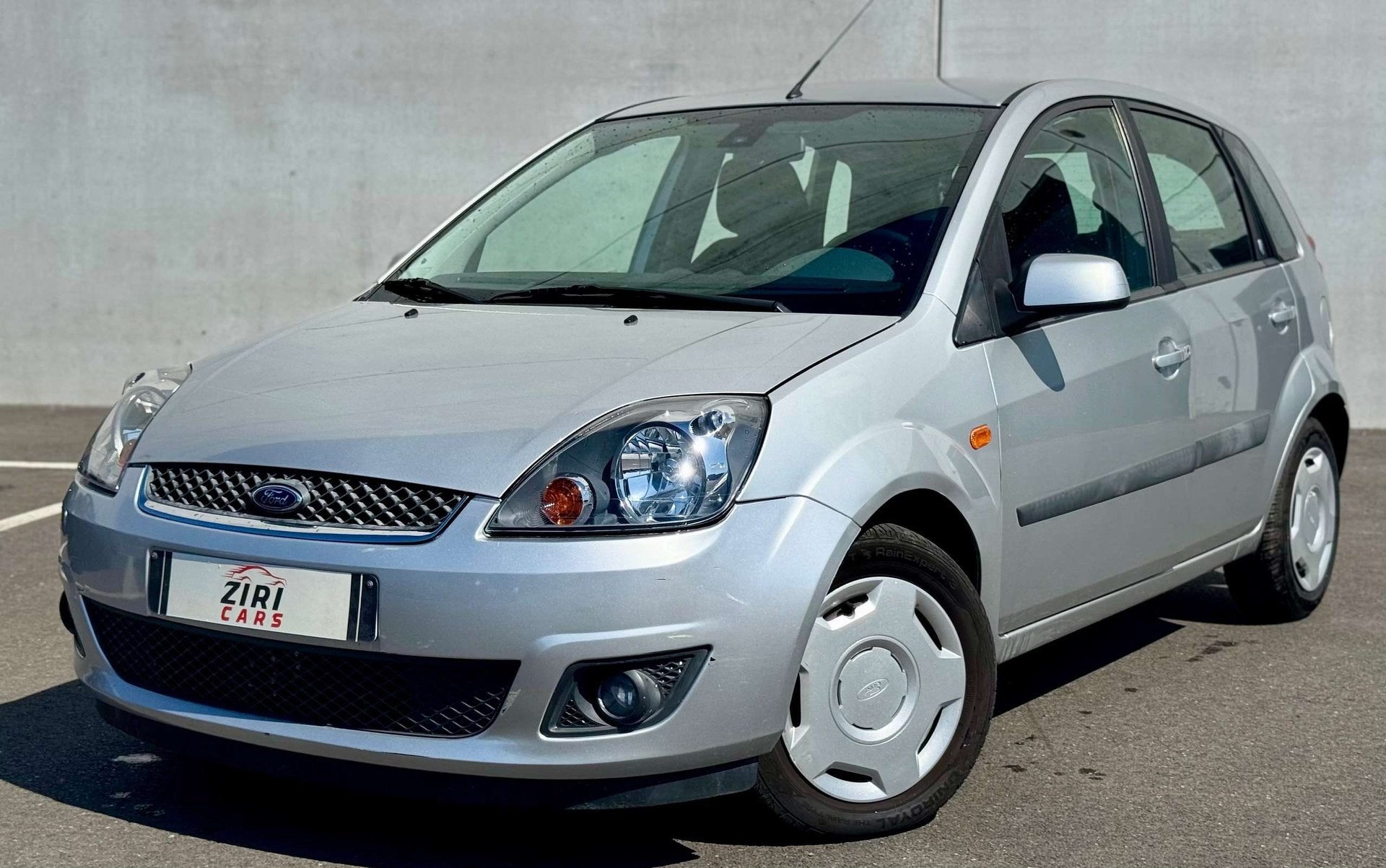 Ford Fiesta Fiesta 1.4i 16v Ghia, Auto's, Dealer onderhouden, Stof, Gebruikt, Zwart