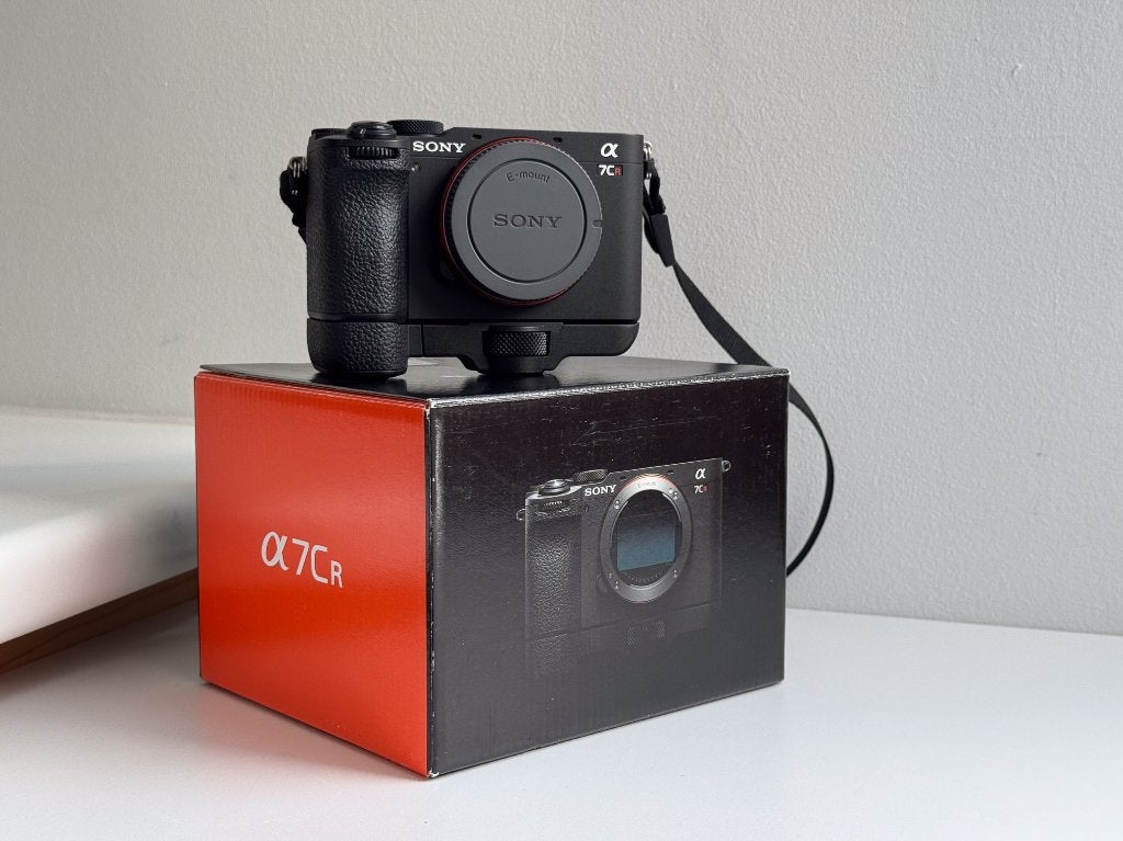 Sony A7CR + Sony FE 24-70mm F/2.8 GM II + Sony NISSIN flits, TV, Hi-fi & Vidéo, Enlèvement ou Envoi, 4 à 7 fois, Écran inclinable/pivotant