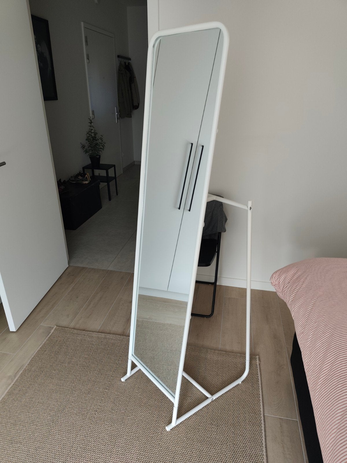 IKEA KNAPPER staande spiegel met kledingrek, Ophalen, Minder dan 50 cm, Zo goed als nieuw, 150 tot 200 cm