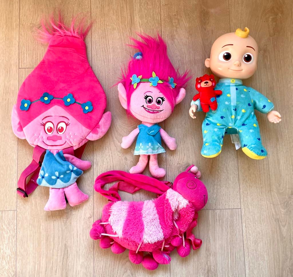 Knuffelrugzak en sprekende pop Trolls en Cocomelon, Ophalen of Verzenden, Zo goed als nieuw