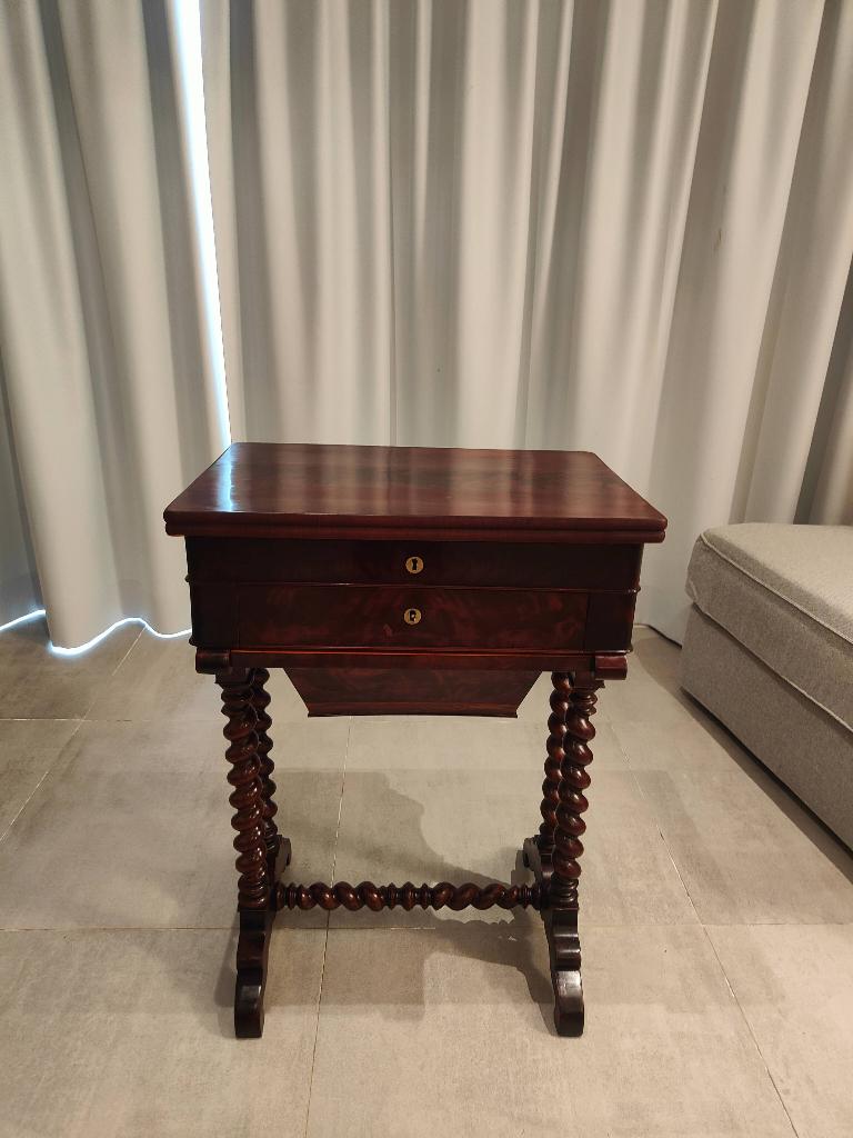 Table à ouvrage (travailleuse) de style Louis XIII, Ophalen