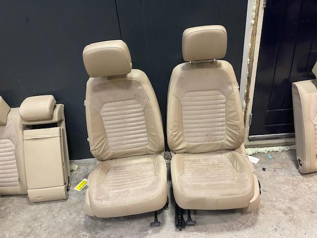 INTERIEUR beige leder/alcantara Passat Variant (365), Auto-onderdelen, Gebruikt, De Bloemendaal 21 21
5221 EB  'S HERTOGENBOSCH, NL