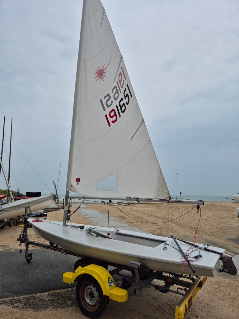 LASER met standaard sluier, Watersport en Boten, Open zeilboten, Gebruikt, Laser, Laser, Polyester, Dekzeil, Grootzeil, Inclusief trailer