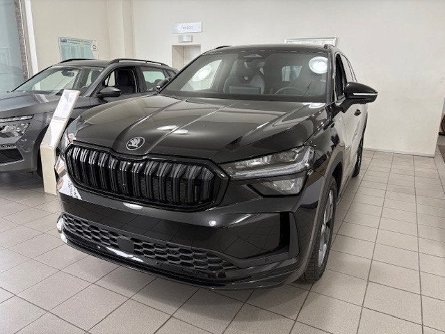 Skoda Kodiaq mHEV DSG7 Sportline (automaat), Auto's, Automaat, Leder en Stof, Zwart, Bedrijf