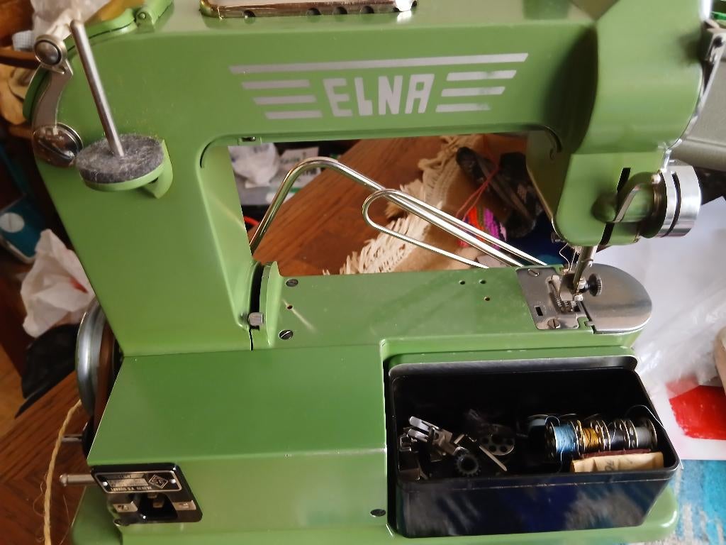 Naaimachine ELNA GENEVE, Ophalen, Zo goed als nieuw, Naaimachine, Overige merken