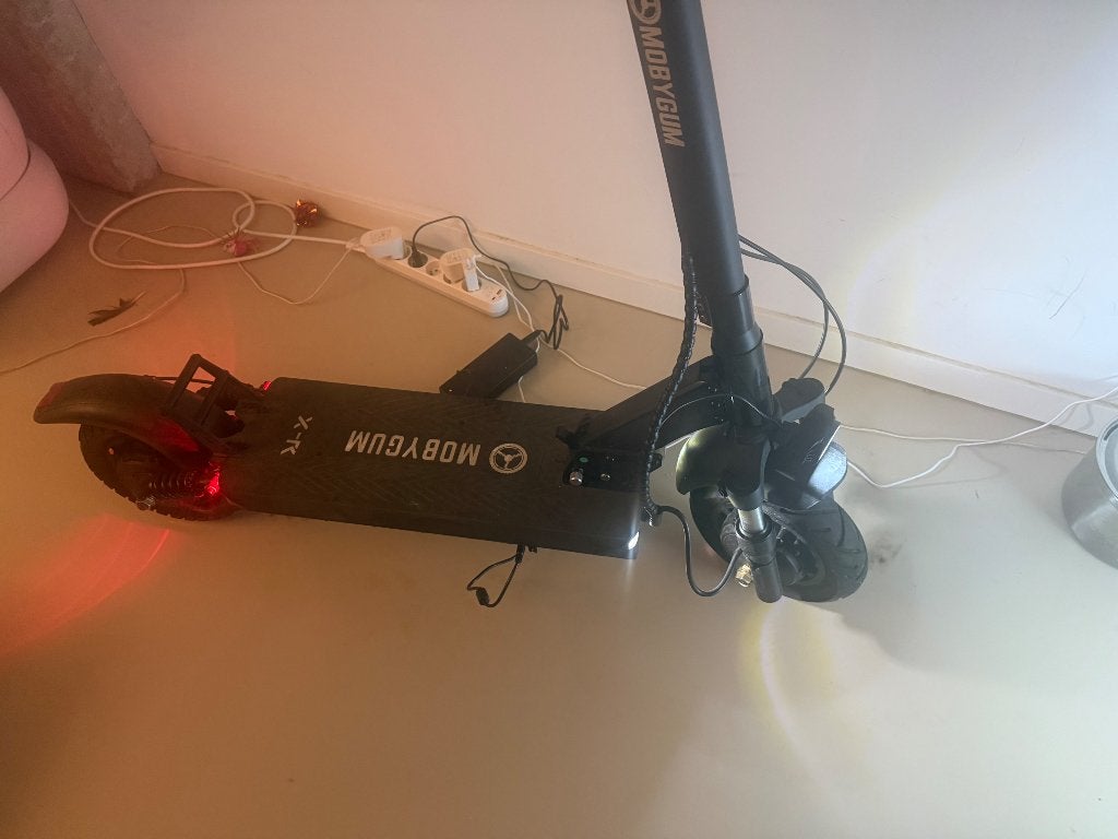 À vendre trottinette MOBYGUM Xenon-R V6 + casque!, Vélos & Vélomoteurs, Enlèvement, Comme neuf, Autres types, Mobigum