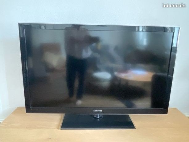 Téléviseur Samsung 82 pouces avec télécommande – faire offre, TV, Hi-fi & Vidéo, Enlèvement