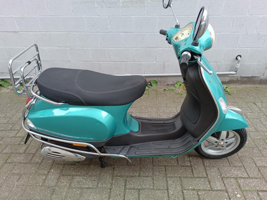 Vespa lx50 azuurblaauw +gratis nieuwe helm, Fietsen en Brommers, Scooters | Vespa, Ophalen, 49 cc, Benzine, Vespa LX