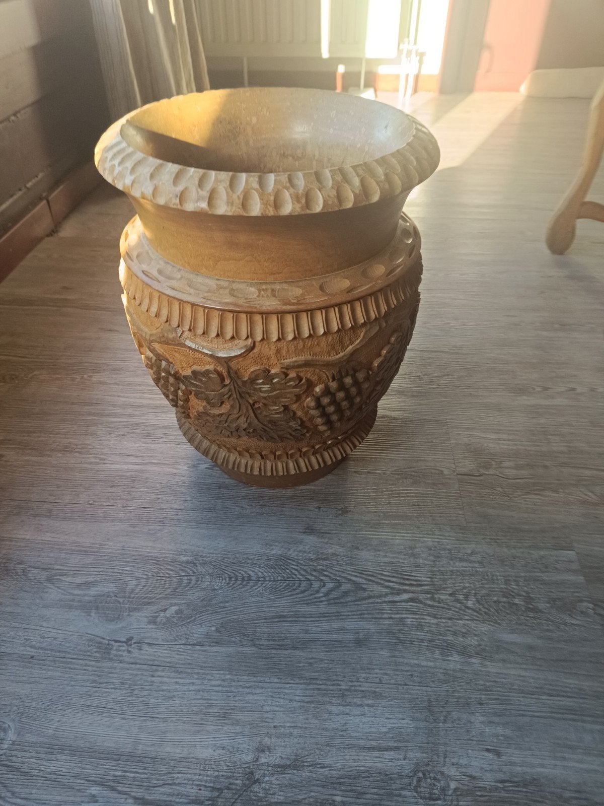 eiken houten vaas bewerkt met druiven, Enlèvement, Bois