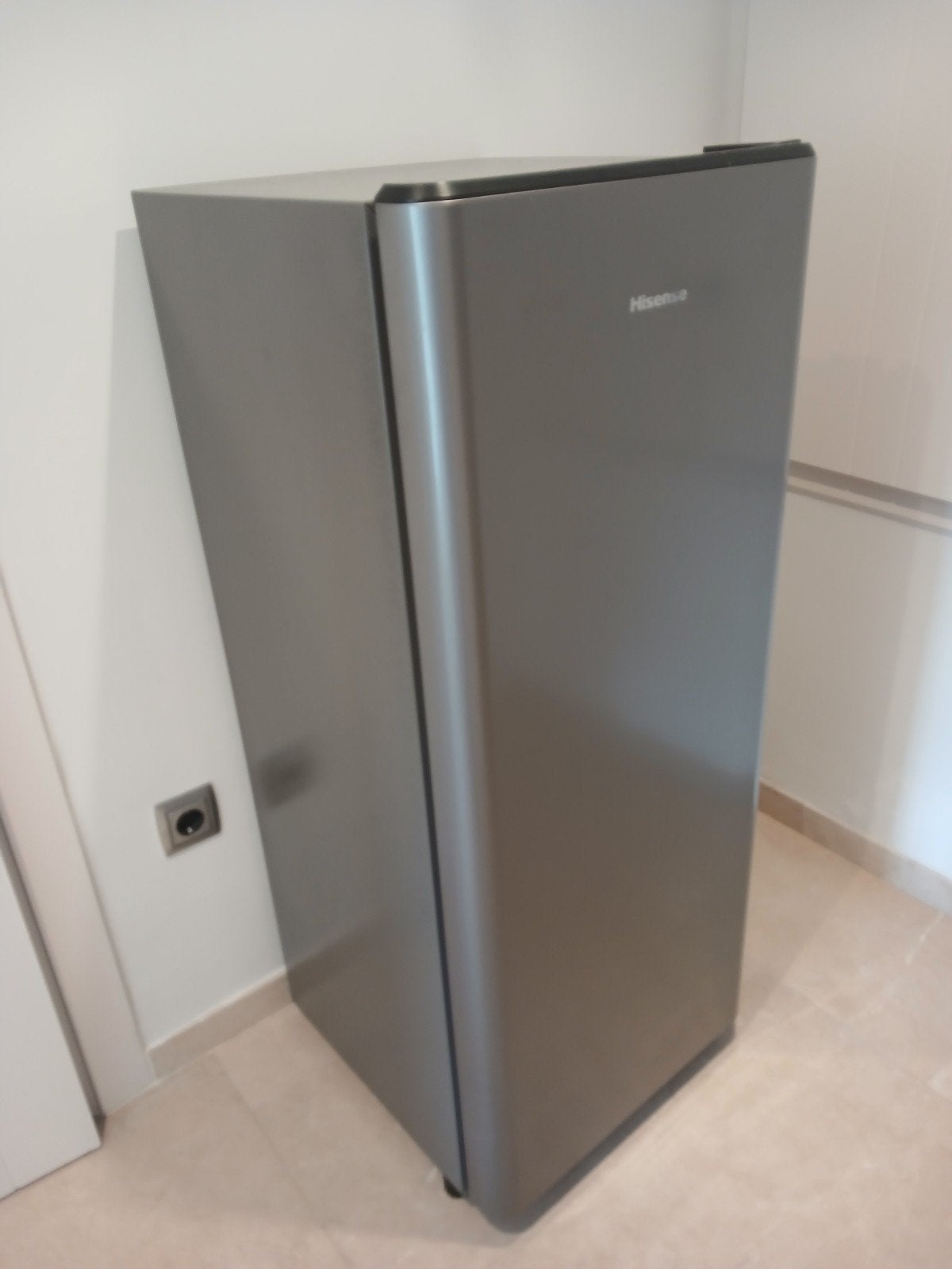 Frigidaire Hisense totalement neuf encore avec plastiques de, Enlèvement