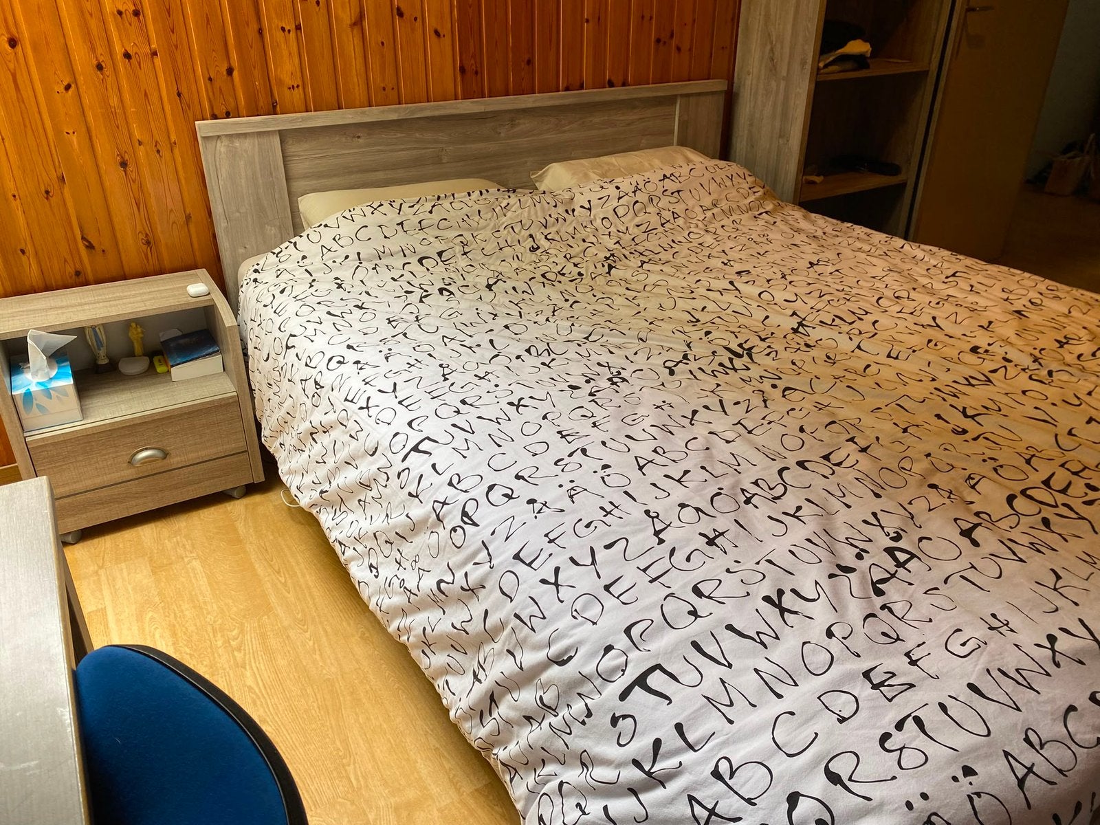 Slaapkamer (bed, nachtkastje, commode, 2 bureaus, kolomkast), Ophalen, Zo goed als nieuw