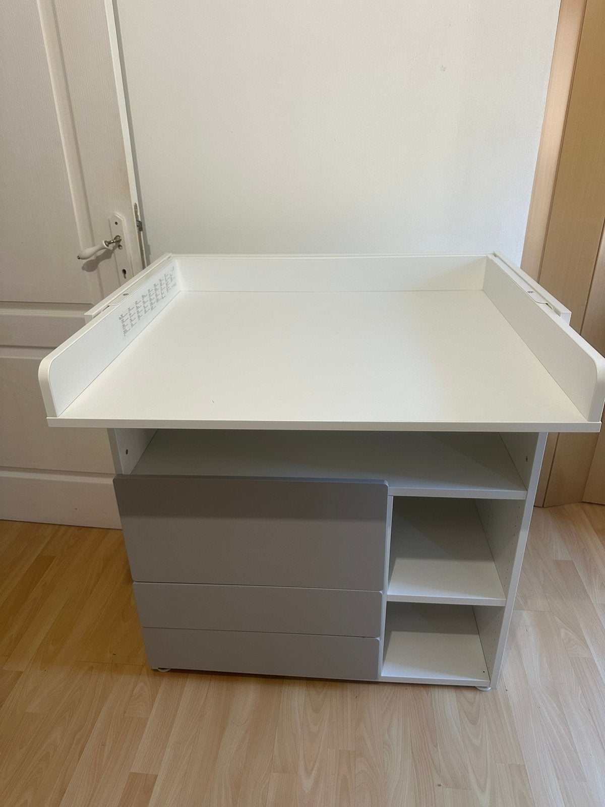 Table a langer ikea  plus matelas a langer, Enfants & Bébés, Enlèvement, Comme neuf
