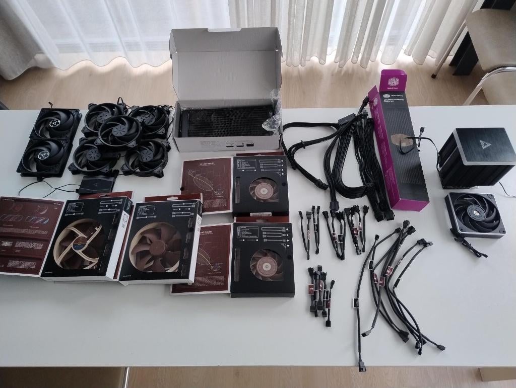 Pc Cpu cooler en vele ventilatoren radiator, Computers en Software, Ophalen of Verzenden, Zo goed als nieuw, Luchtkoeling