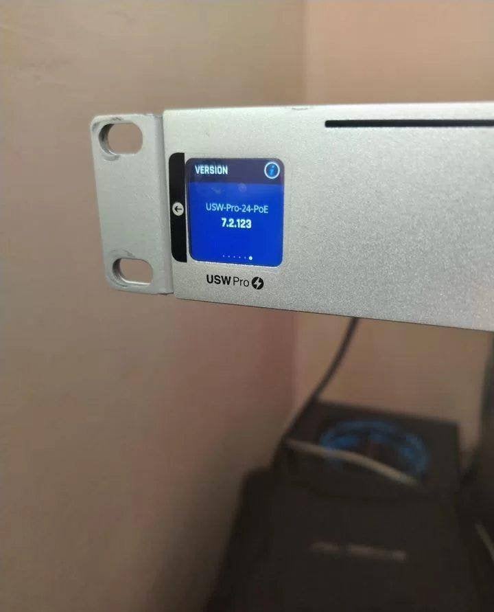 Ubiquiti UniFi Switch Pro 24 PoE, Computers en Software, Netwerk switches, Ophalen of Verzenden