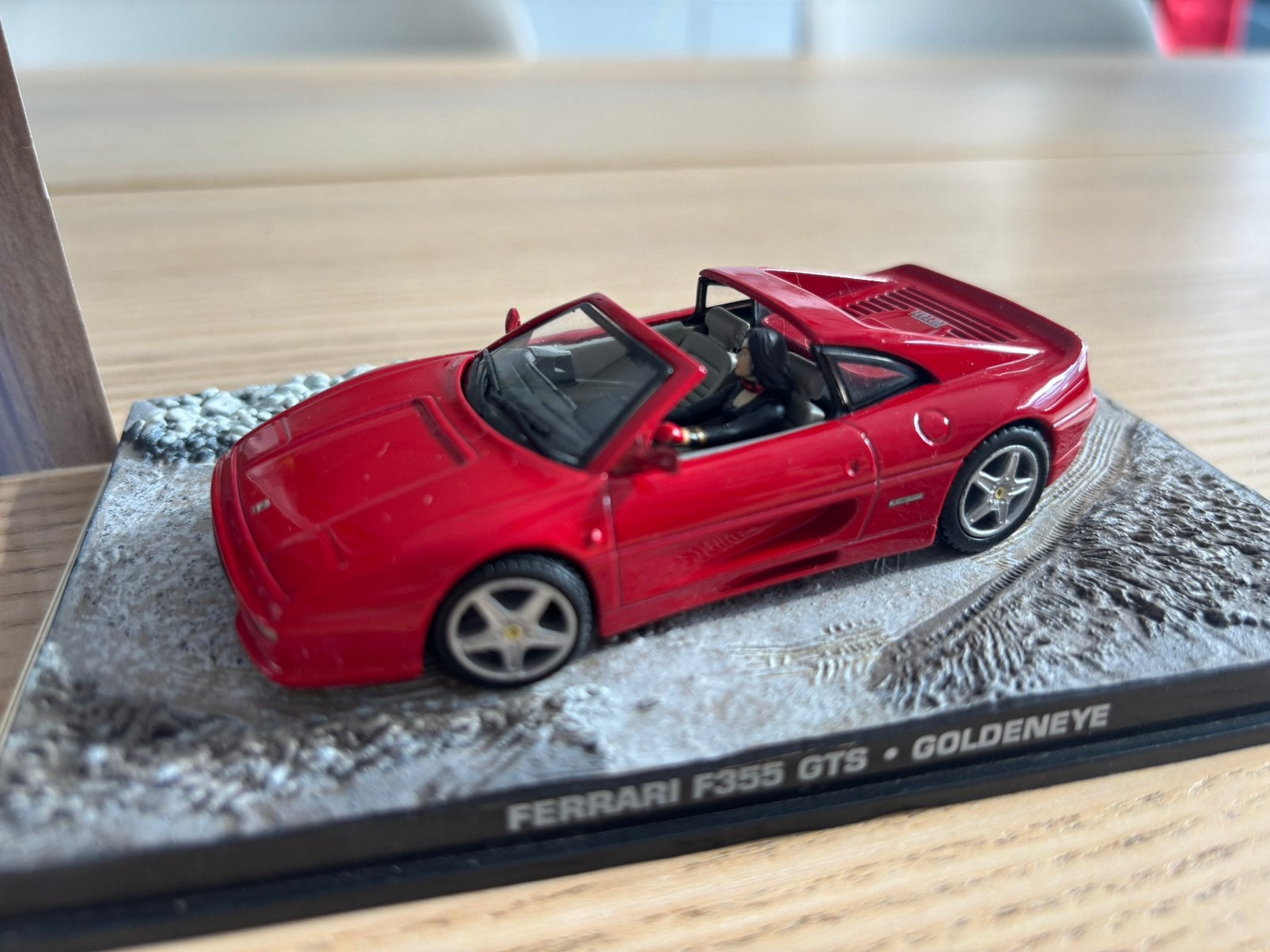 1:43 Ferrari F355 GTS Goldeneye (James Bond), Hobby & Loisirs créatifs, Enlèvement ou Envoi, Comme neuf, Voiture, Autres marques