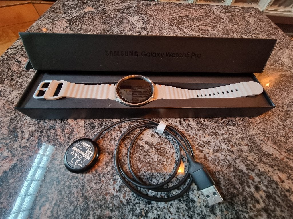 Samsung Watch PRO 5, Neuf, Étanche, Gris, Enlèvement ou Envoi