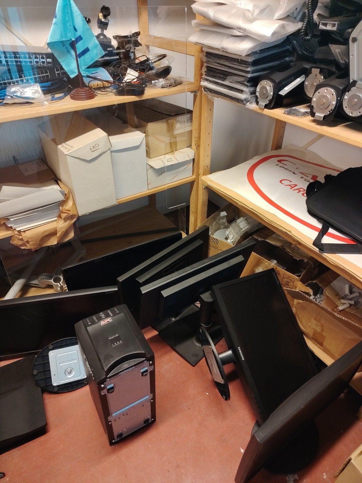 Groot Lot kantoor IT materialen, Ophalen