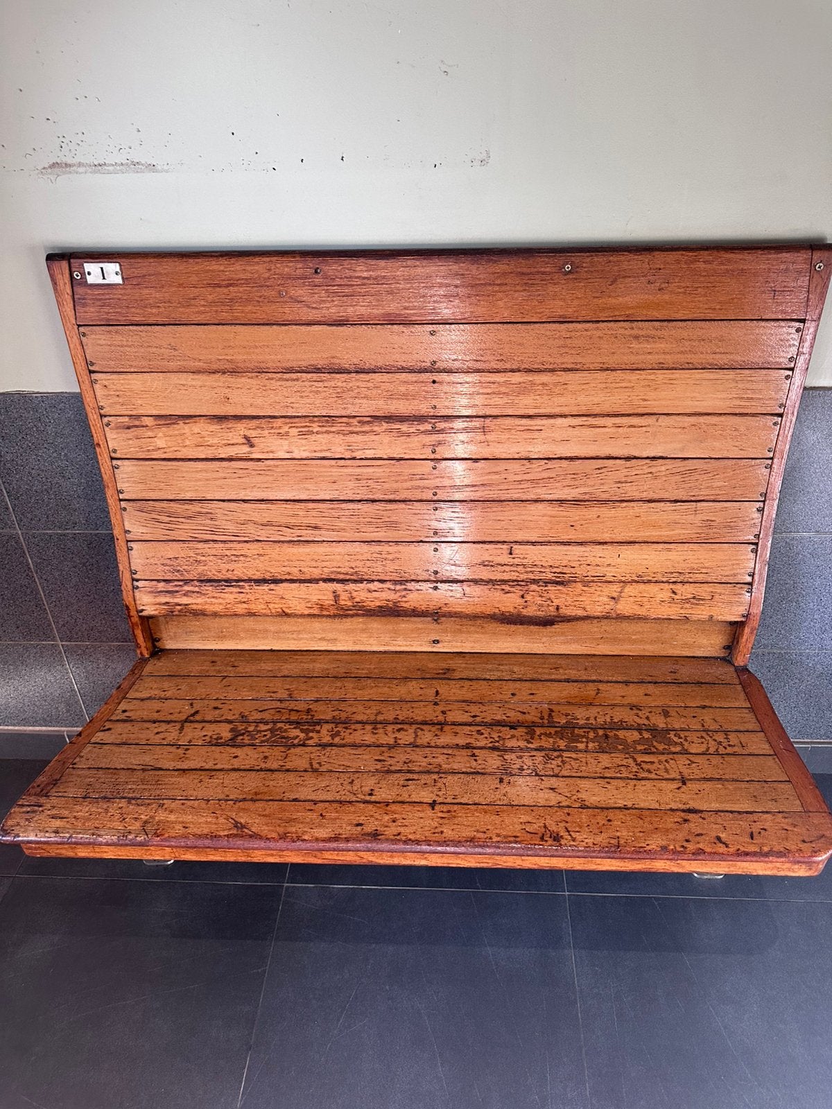 2 genummerde oude treinbanken + bijhorend bagagerekje, Antiek en Kunst, Ophalen