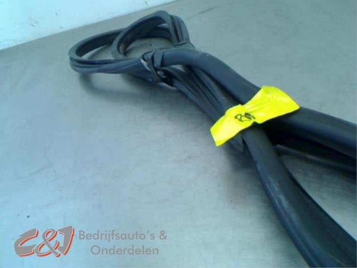 Joint caoutchouc portière 4portes arrière droite d'un Opel, Autos : Pièces & Accessoires, Carrosserie & Tôlerie, Opel, Utilisé