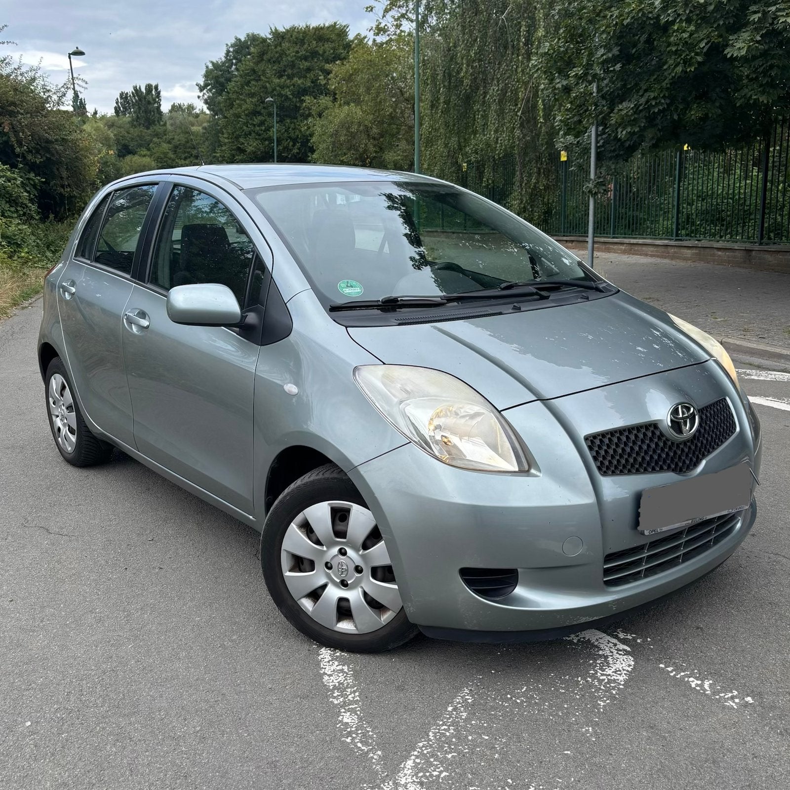 Toyota Yaris |  Essence | 69.000 KM | Clim | Carpass, Argent ou Gris, Achat, Boîte manuelle, Noir