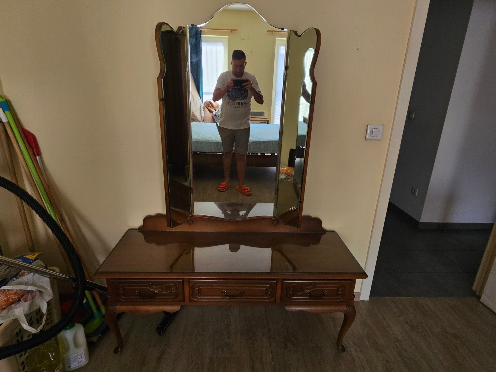 Ancien meuble avec miroir