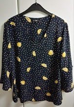 Donkerblauwe bloes met V-hals en gele print, 42, Vêtements | Femmes, Blouses & Tuniques, Enlèvement ou Envoi, Comme neuf