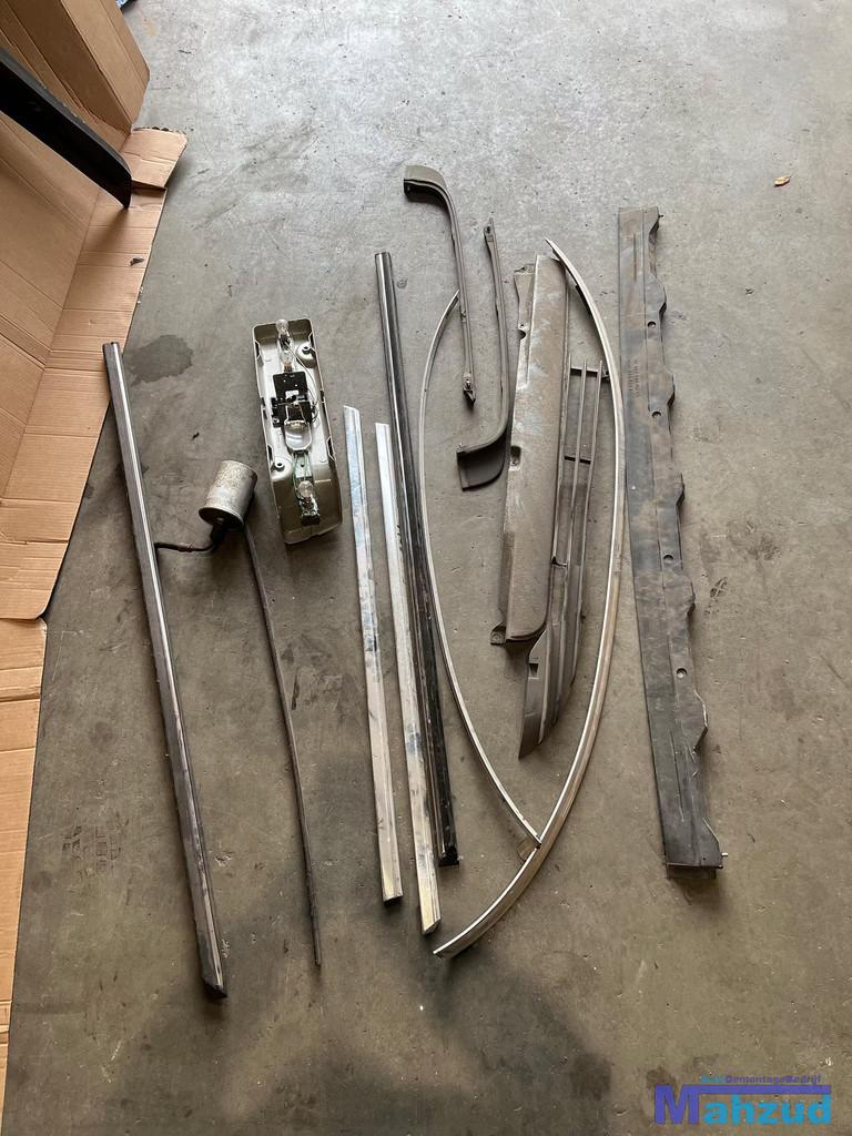MERCEDES SL R107 Diverse onderdelen, Gebruikt, Mercedes-Benz AG, Mercedes-Benz, Mercedesstrasse 120
70372  Stuttgart, DE
