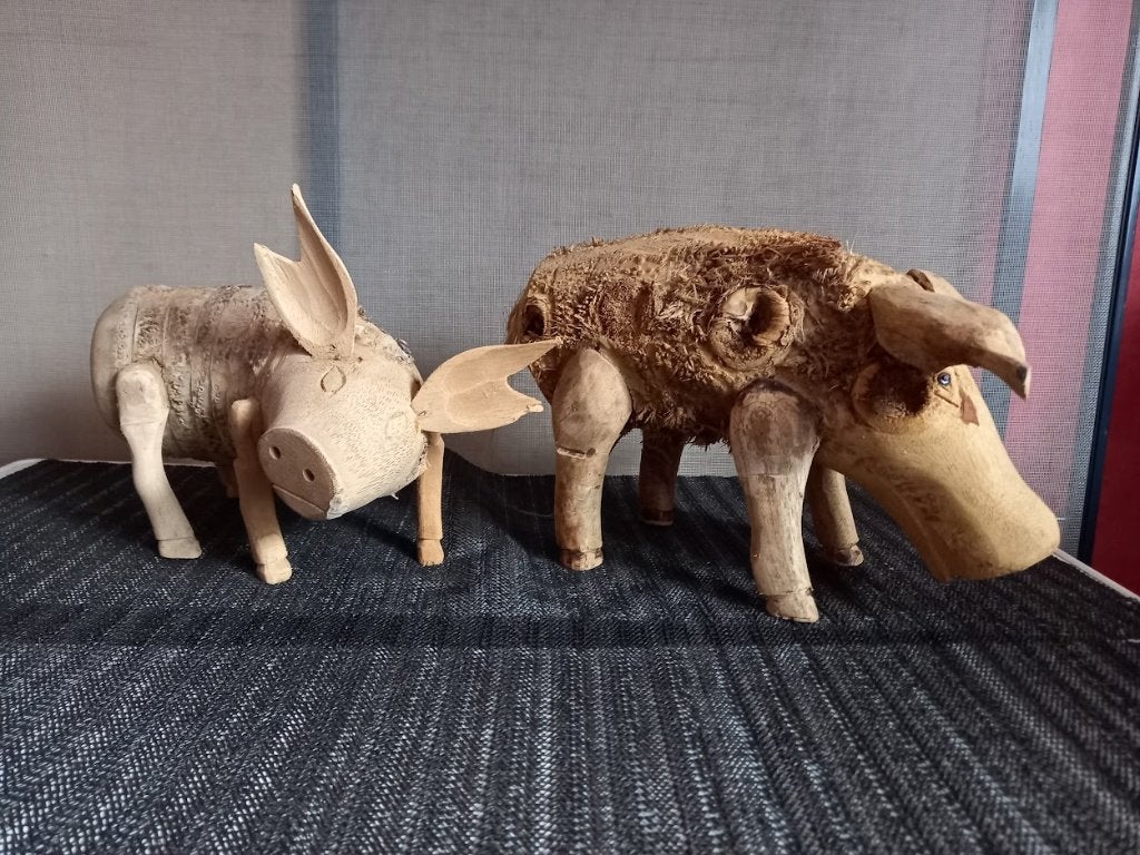 strooien varkens/houten beelden, koffer in boekvorm vanaf 1€, Ophalen