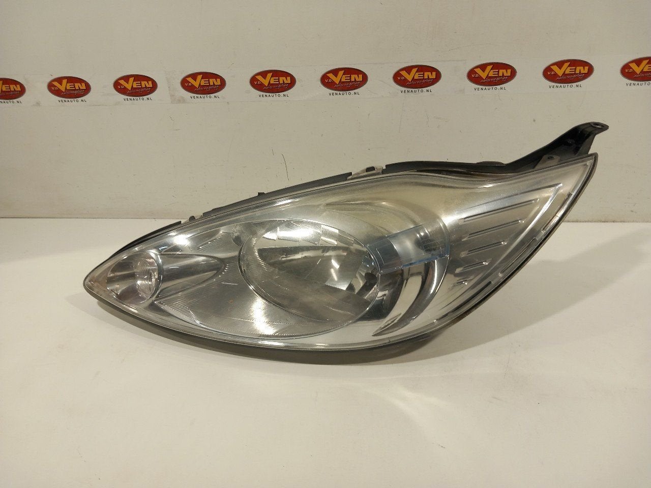 Koplamp links Ford Ka, Auto-onderdelen, Onderdelen@venauto.nl, Van der Ven Autorecycling B.V., Gebruikt, Ettenseweg 76, 4706 PB Roosendaal, The Netherlands
