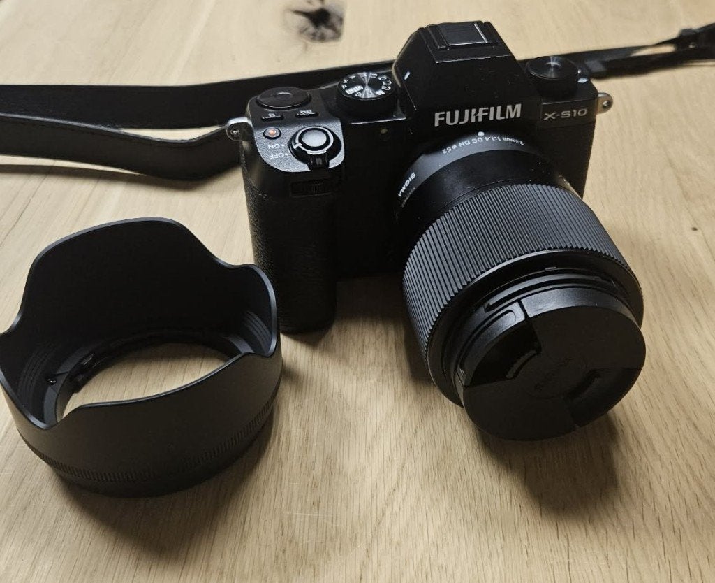 Fujifilm X-S10 + Sigma Hybride Objectief 23mm f/1.4 DC DN, Audio, Tv en Foto, Ophalen, Zo goed als nieuw, Fujifilm, Ingebouwde flitser