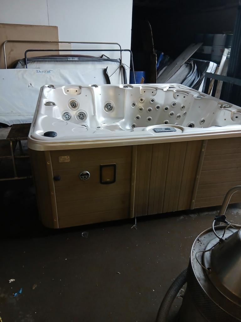 Jacuzzi  gratis geleverd geplaatst, Ophalen of Verzenden