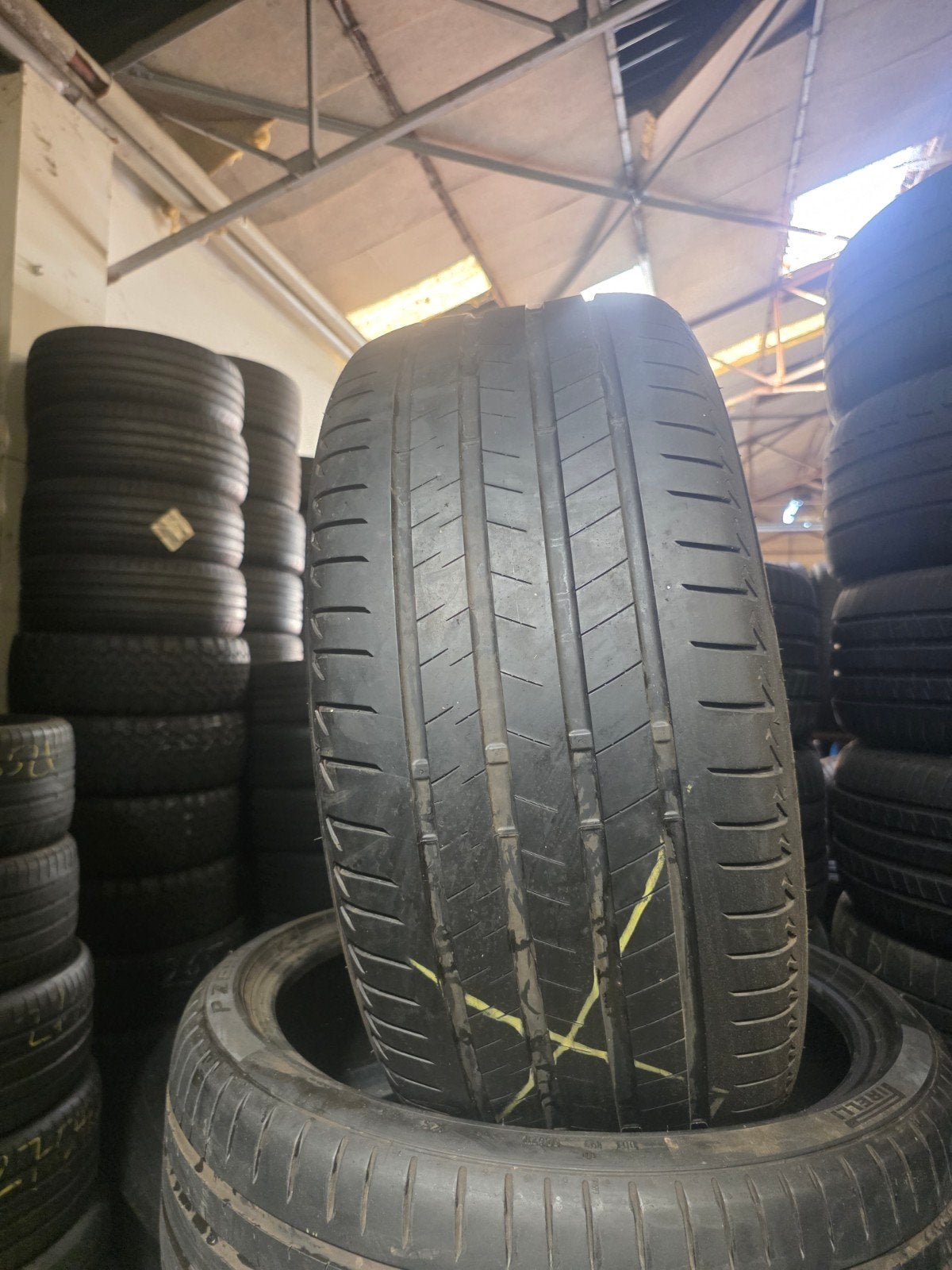275 40 20 Bridgestone avec montage et équilibrage, Enlèvement
