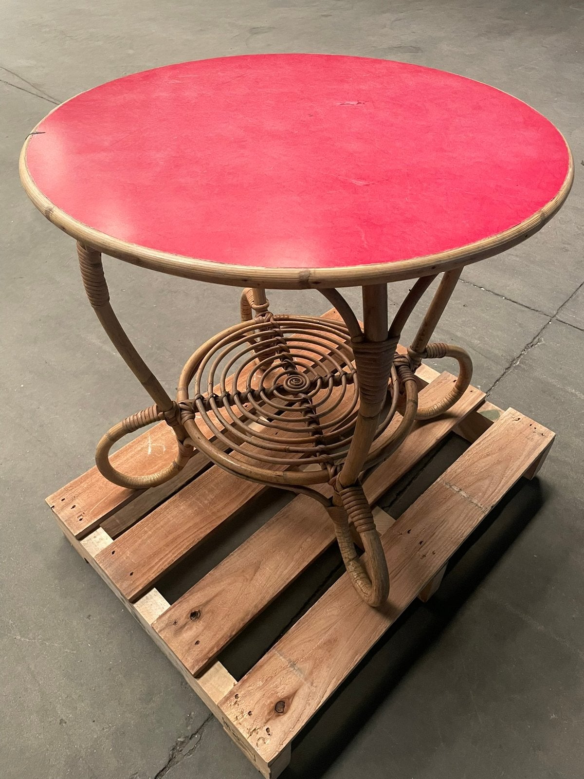 Vintage rotan bijzettafel met rood blad – retro/boho, Ophalen, Gebruikt