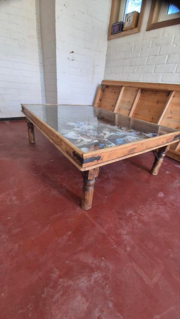Table basse en verre, Enlèvement