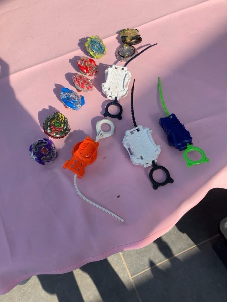 BEYBLADE set met metalen draaitoppen en draagraketten, Ophalen, Gebruikt