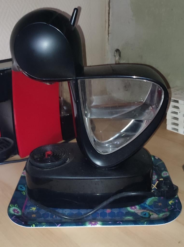 Machine à café Nescafé Dolce Gusto, Réservoir d'eau amovible, Dosettes et capsules de café, 1 tasse, Utilisé
