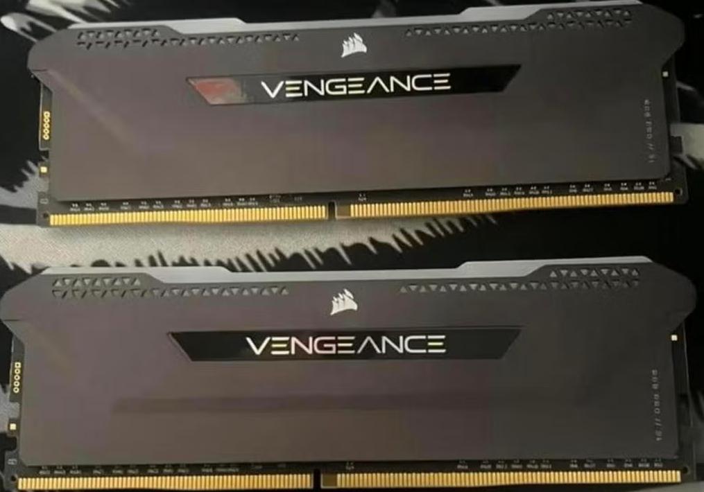Corsair Vengeance RGB (2x16) 32GB DDR4 GRATIS MSI 1050LP GPU, Computers en Software, RAM geheugen, Ophalen, 32 GB, DDR4, Zo goed als nieuw