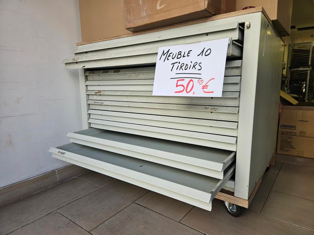 Grote kast met metalen vlakken., Ophalen