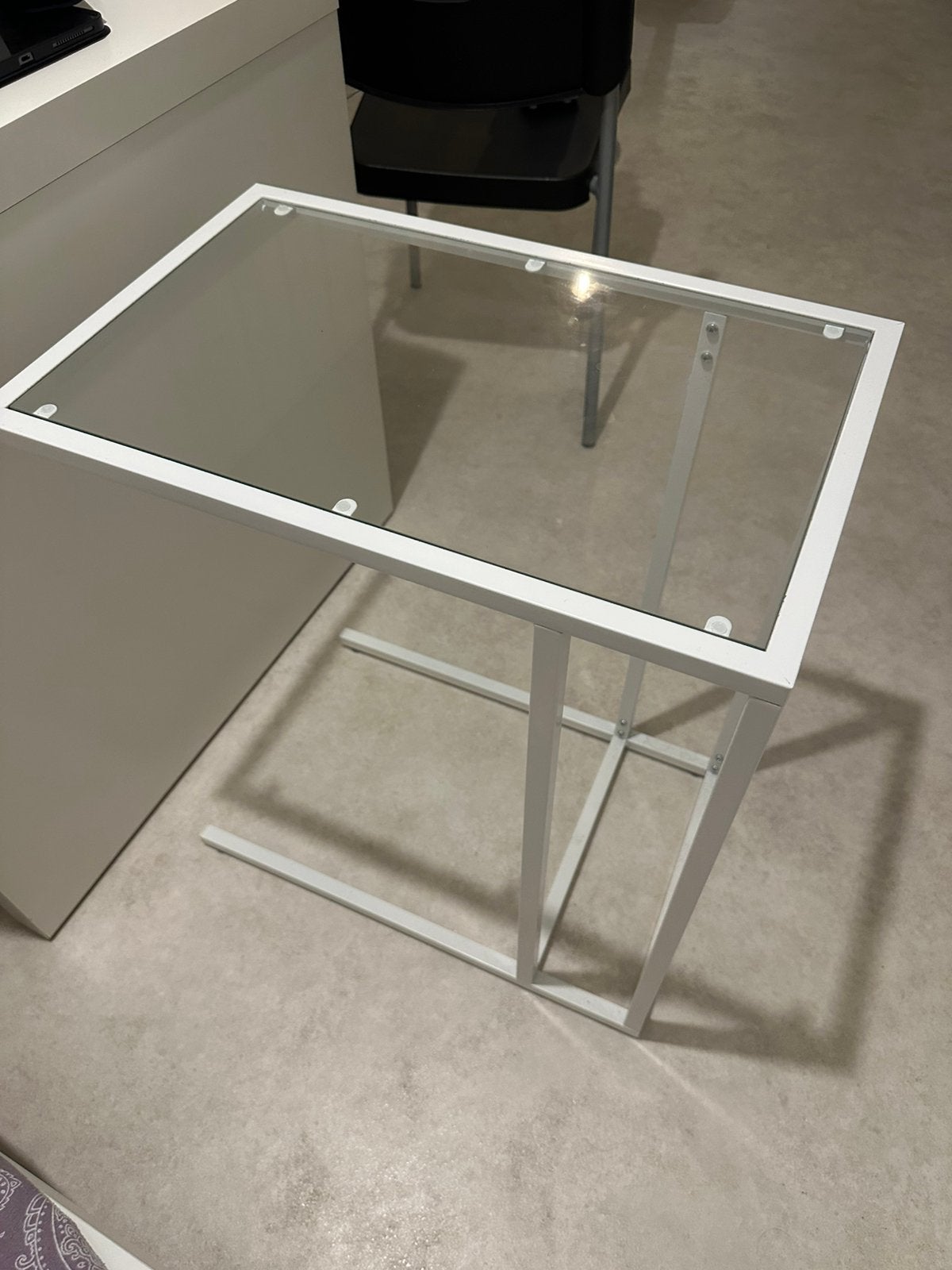 IKEA VITTSJÖ laptoptafel / bijzettafel – wit glas, Enlèvement, Comme neuf, Verre
