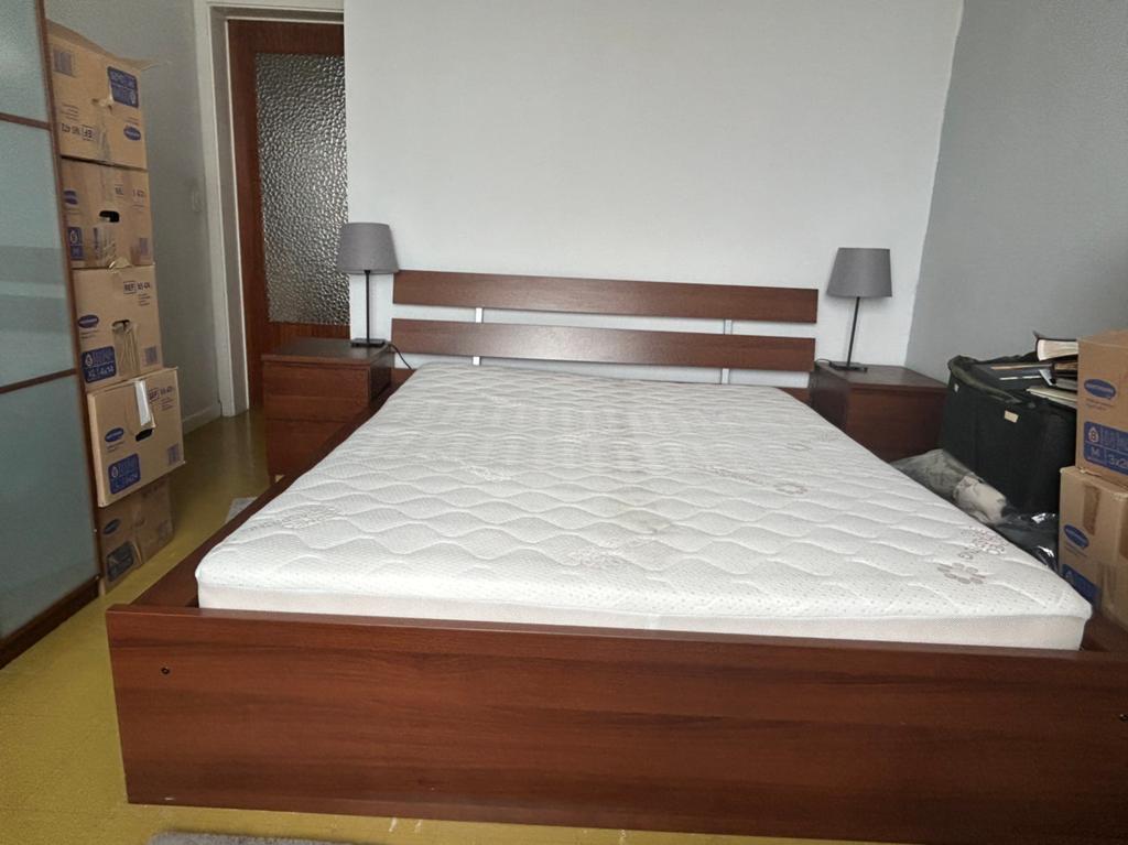 Un cadre du lit sans sommier sans matelas, Enlèvement, Utilisé