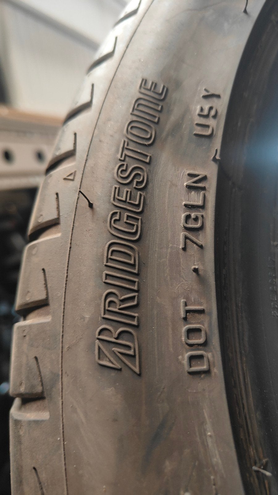 245/45r19 102v Bridgestone 80€ per stuk met montage, Ophalen