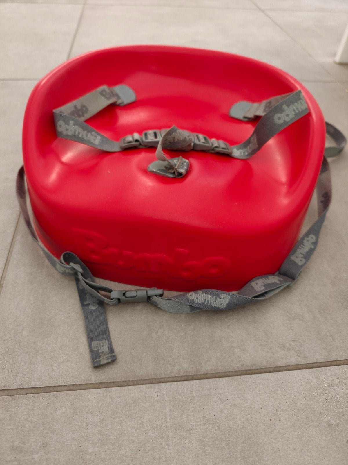 bumbo kinderzitje voor op stoel, rood, in goede staat, Enlèvement, Réducteur de chaise