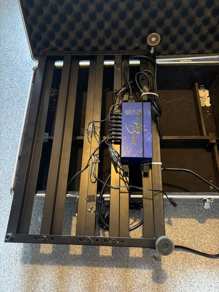 Pedal board plus hard case + alimentation + électricité, Musique & Instruments, Effets, Comme neuf, Enlèvement