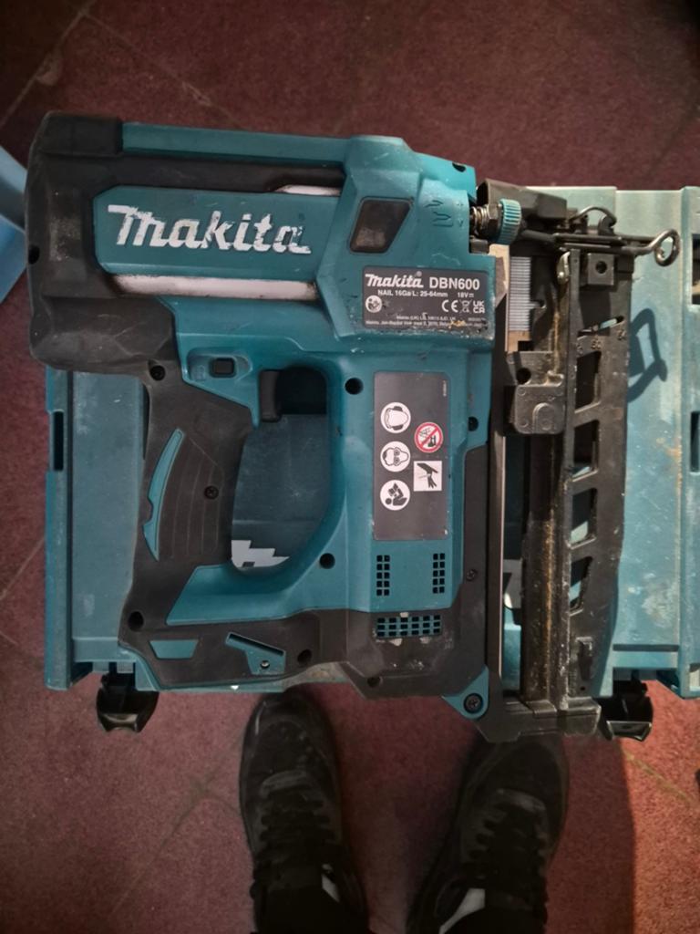 Makita nagelpistool, Ophalen