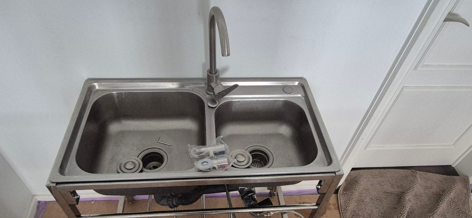 Dubbel wasbekken met mengkraan en toebehoren. Inox. 2026, Huis en Inrichting, Ophalen