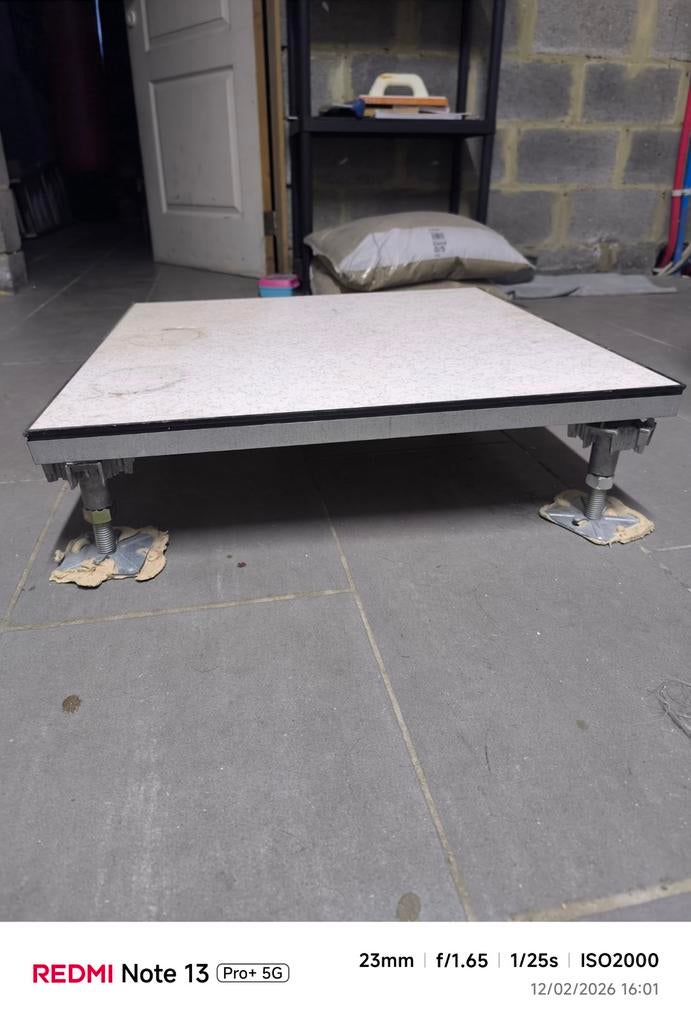 Plancher technique pour bureau ou autre avec pieds reglables, Enlèvement ou Envoi