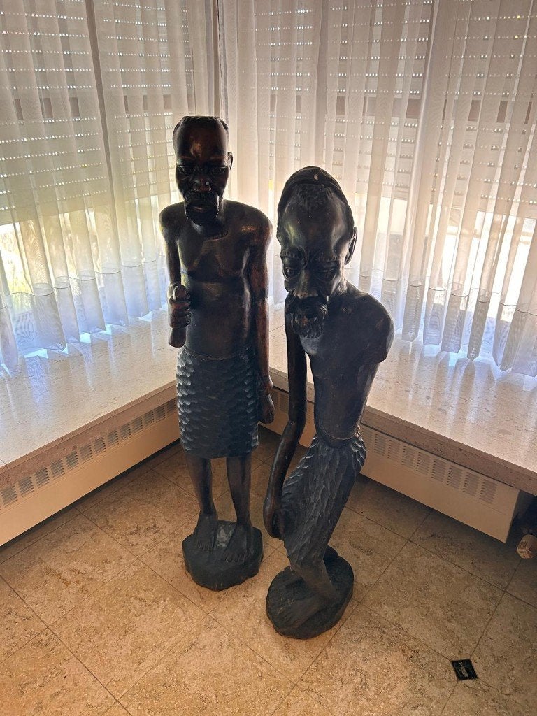 Antieke Afrikaanse houten sculpturen, Ophalen