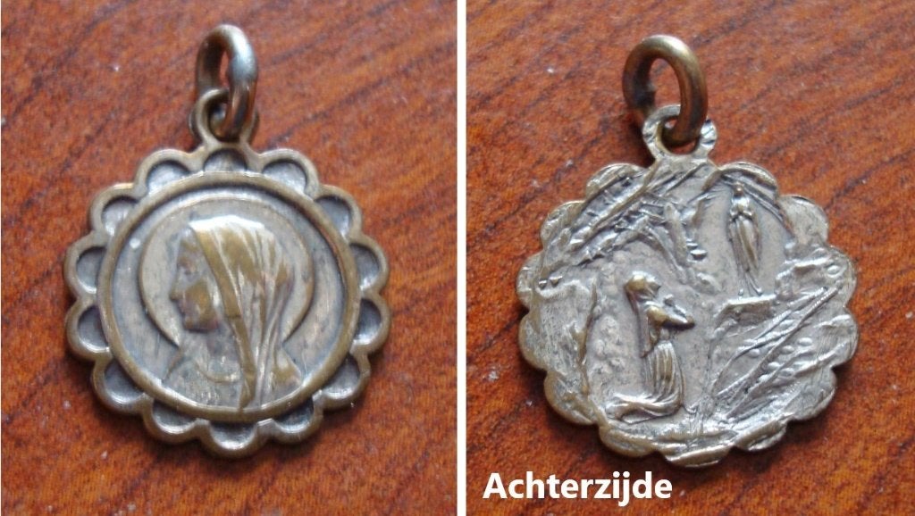 Oud Frans Lourdesmedailletje met Maria, Ophalen of Verzenden, Gebruikt, Overige typen, Christendom | Katholiek